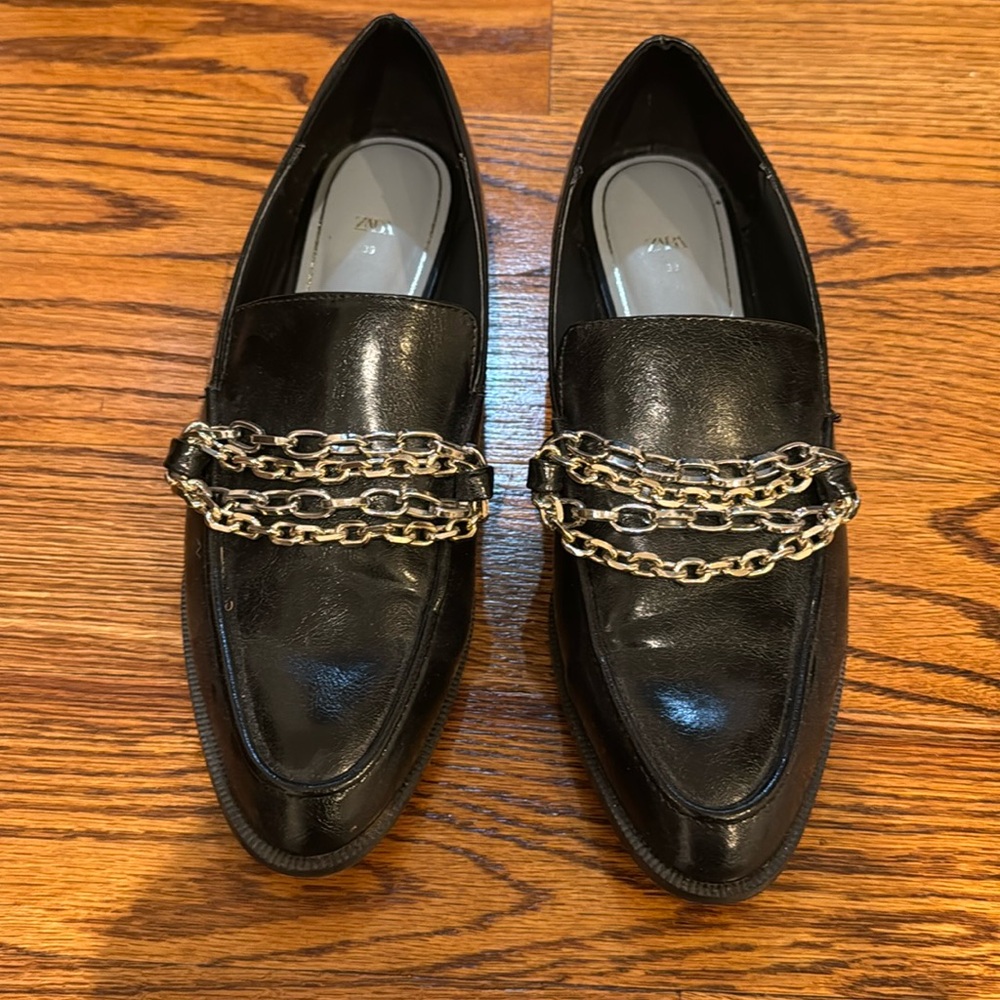 Zara Woman’s black patent leather loafer shoe chain detail sz 39 Euro 8.5 US